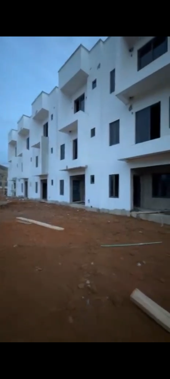 4 BEDROOMS TERRACE DUPLEX WITH BQ. ONE UNIT AVAILABLE.