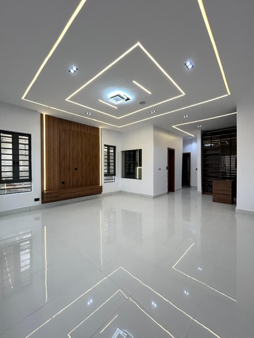 CONTEMPORARY 4 BEDROOM FULLY DETACHED DUPLEX WITH SWIMMING POOL