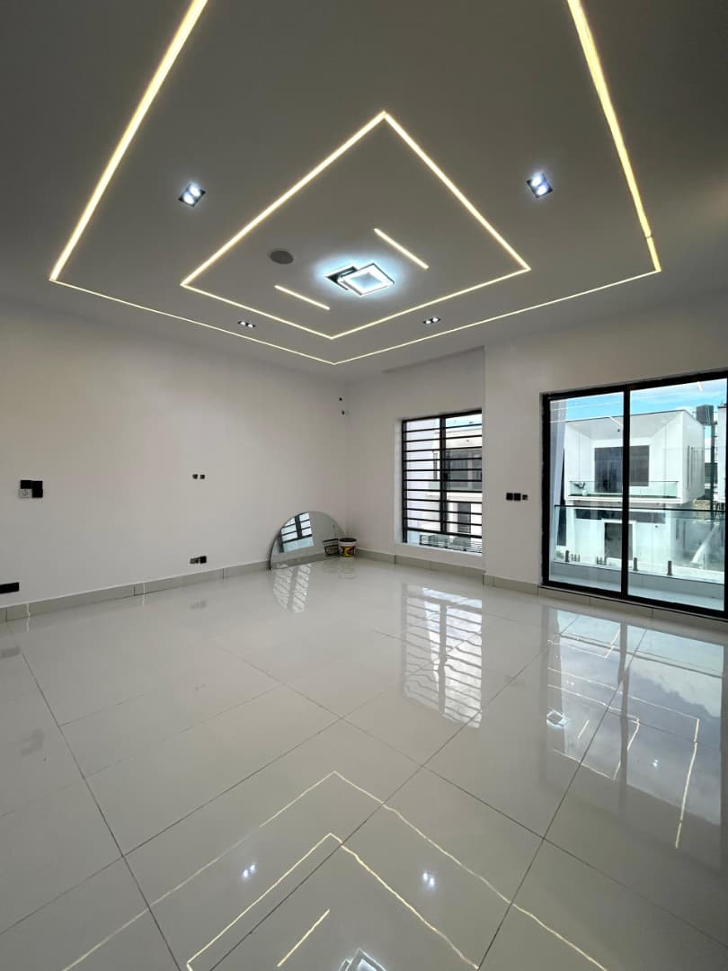 CONTEMPORARY 4 BEDROOM FULLY DETACHED DUPLEX WITH SWIMMING POOL