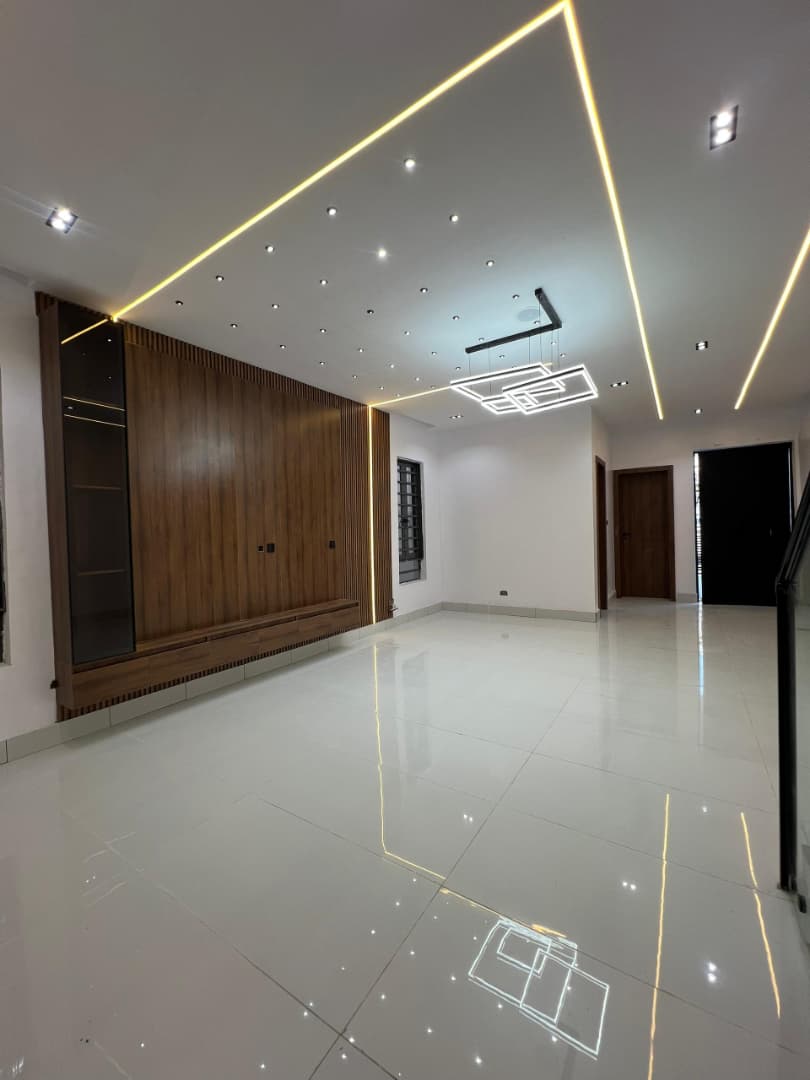 CONTEMPORARY 4 BEDROOM FULLY DETACHED DUPLEX WITH SWIMMING POOL