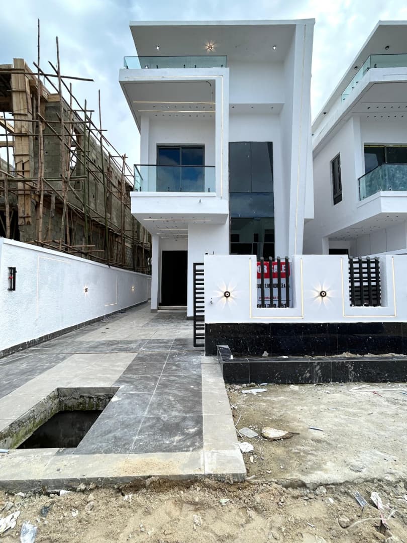 CONTEMPORARY 4 BEDROOM FULLY DETACHED DUPLEX WITH SWIMMING POOL