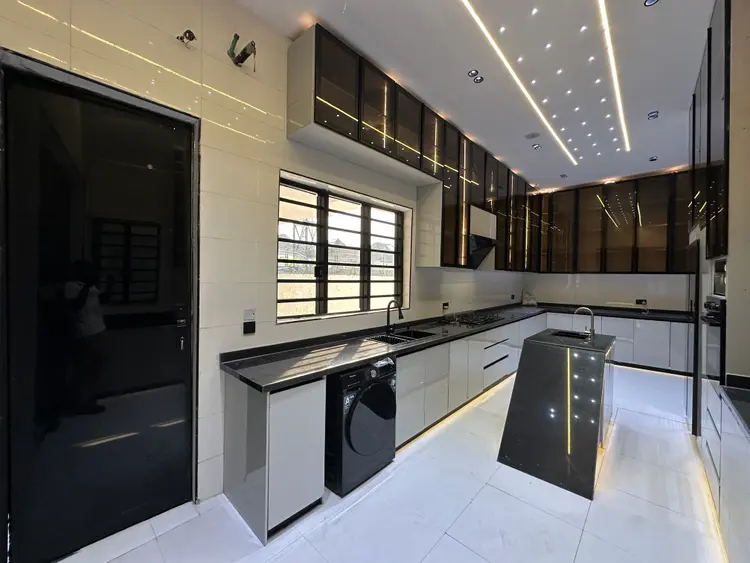 Super Luxury 5 Bedroom Fully Detached with BQ in Chevron