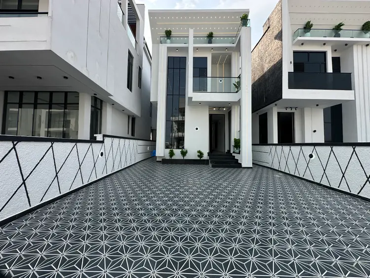 Super Luxury 5 Bedroom Fully Detached with BQ in Chevron