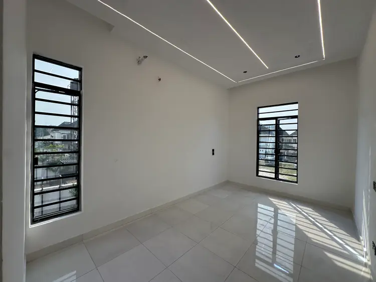 Super Luxury 5 Bedroom Fully Detached with BQ in Chevron
