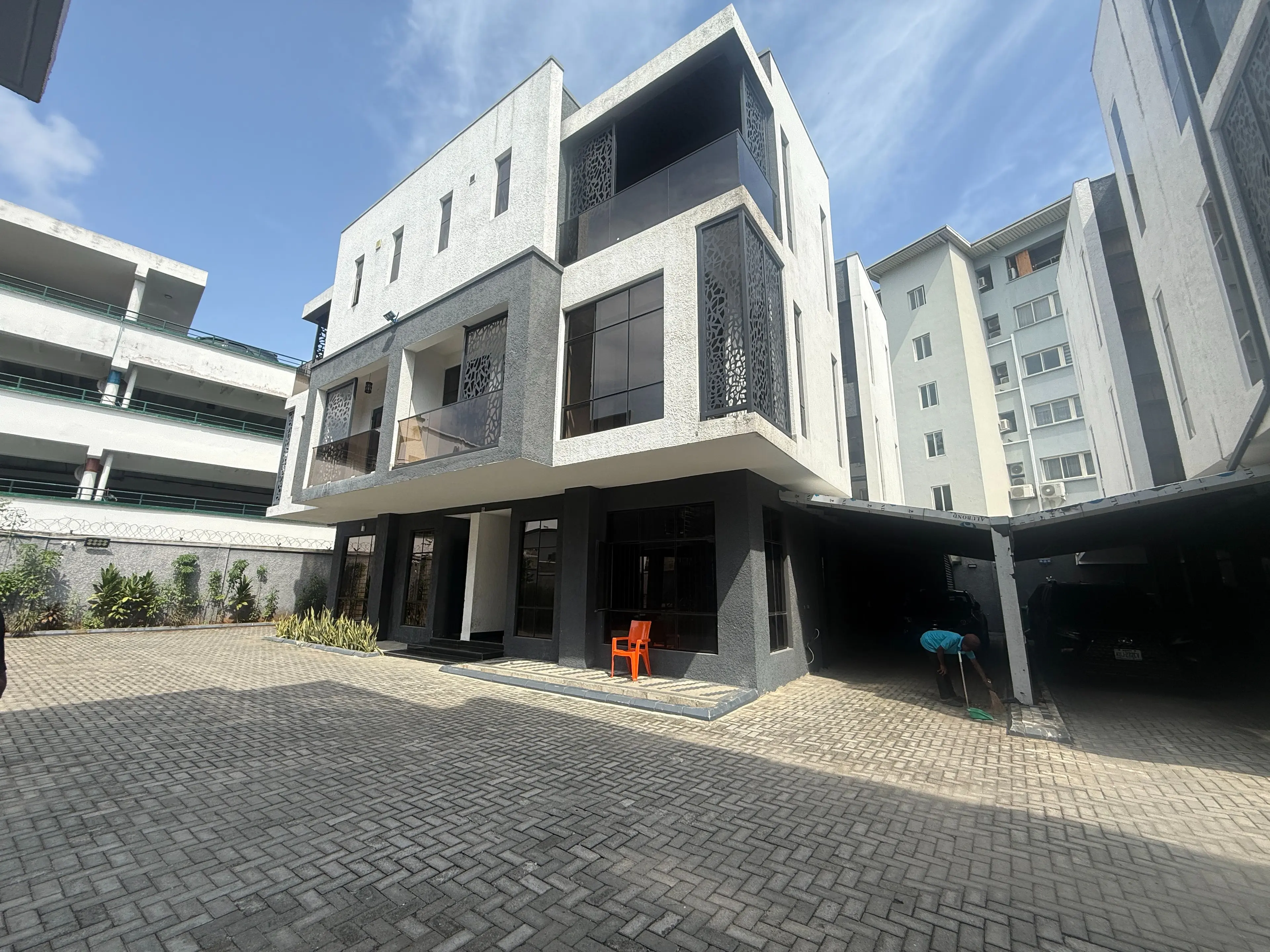 5 BEDROOM SEMI-DETACHED FOR SALE — VICTORIA ISLAND