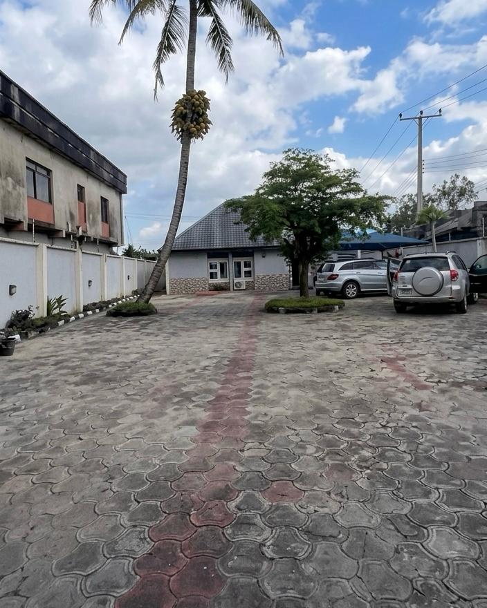 3 Bedroom Bungalow with 5 shops for sale