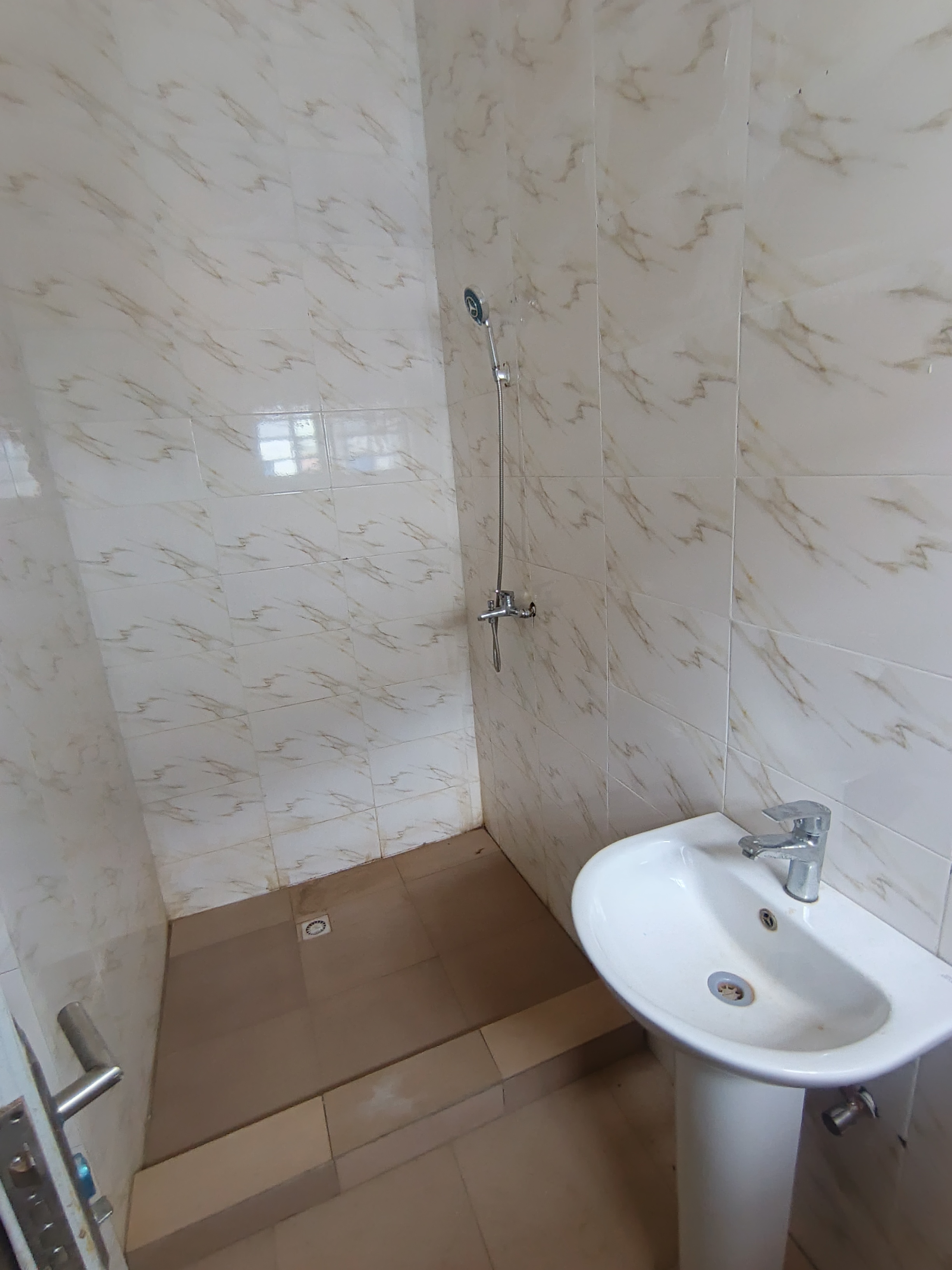 Fresh 2bed upstairs in silver land 3m rent