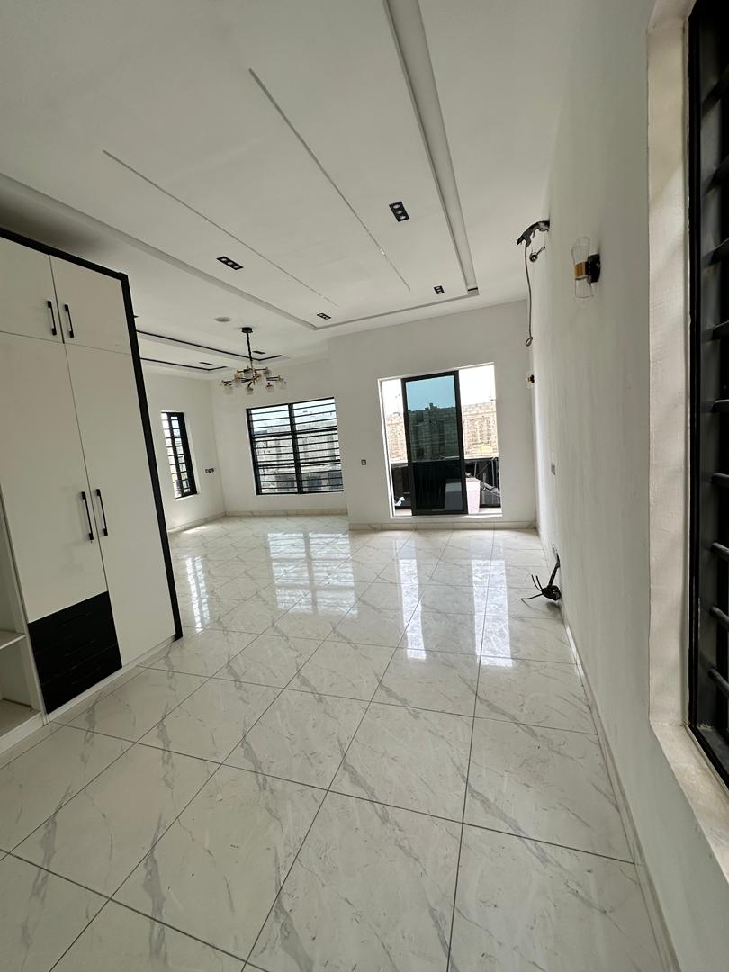 LUXURY 5 BEDROOM FULLY DETACHED DUPLEX WITH SWIMMING POOL